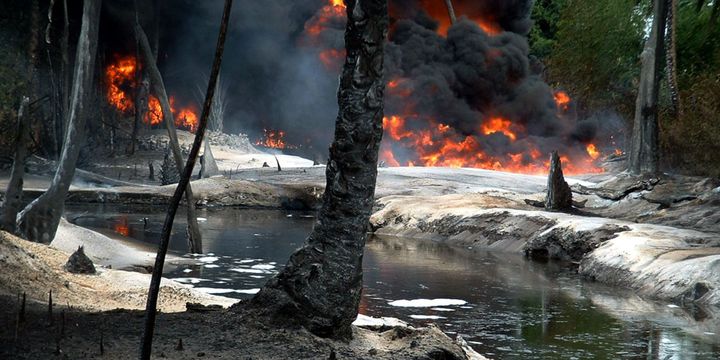 Explosion de pipelines dans le village de Goi-Bodo le 12 Octobre 2004. les installations auraient été sabotées par des voleurs, selon la compagnie Shell (Photo Reuters)