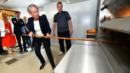 La Premiere ministre Elisabeth Borne lors d'une visite dans une boulangerie, avant d'annoncer les mesures du "plan France Ruralités" dans la Vienne, le 15 juin 2023. (PASCAL LACHENAUD / AFP)