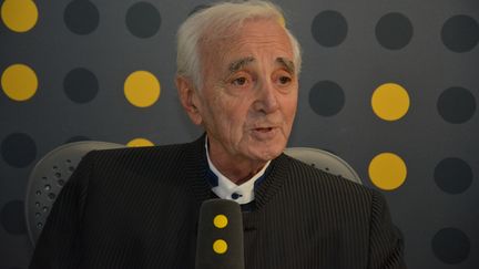 Charles Aznavour, interrogé par Bruce Toussaint à franceinfo, vendredi 17 novembre. (JEAN-CHRISTOPHE BOURDILLAT / RADIO FRANCE)