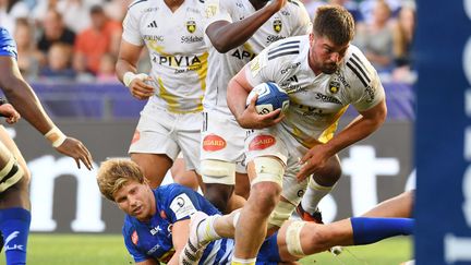 Gregory Alldrit ballon en main face aux Stormers, le 6 avril 2024 en huitième de finale de Champions Cup au Cap (Afrique du Sud). (RODGER BOSCH / AFP)