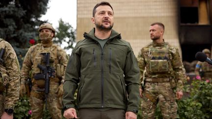 Le président ukrainien Volodymyr Zelensky dans le ville d'Izyum, dans la région de Kharkiv, en Ukraine, le 14 septembre 2022.&nbsp; (STR / UKRAINIAN PRESIDENTIAL PRESS-SER / AFP)