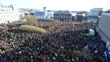 Des milliers d'Islandais ont réclamé la démission du Premier ministre, lundi 4 avril 2016 à Reykjavik (Islande), après les révélations des "Panama Papers". (REUTERS)