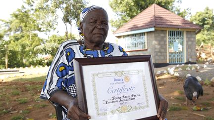 Dans son village natal de Nyang'oma Kogelo, dans l'ouest de la capitale de Nairobi,&nbsp;Sarah Hussein Obama, la grand-m&egrave;re de Barack Obama pose avec un cerfiticat&nbsp;sp&eacute;cial qu'elle a re&ccedil;u du Rotary Club. (? THOMAS MUKOYA / REUTERS / X90150)