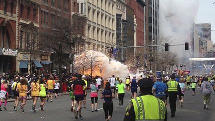 L'une des explosions sur la ligne d'arrivée du marathon de Boston (? STRINGER . / REUTERS / X80002)