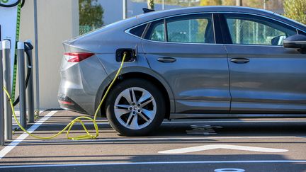 Une voiture électronique garée sur un parking avec des bornes de recharge à Valence (Drôme), le 15 novembre 2024. (NICOLAS GUYONNET / HANS LUCAS / AFP)