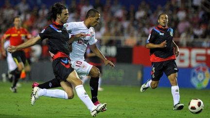 Luis Fabiano essaie de se frayer un chemin dans la défense de Santander