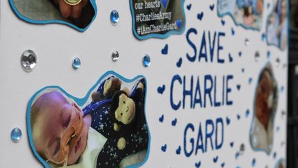 Une pancarte de soutien à Charlie Gard, le 24 juillet 2017.&nbsp; (CHRIS J RATCLIFFE / AFP)