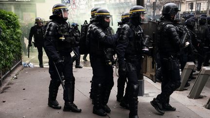 Des CRS lors d'une manifestation contre la réforme des retraites, à Paris, le 28 mars 2023. (GAUTHIER BEDRIGNANS / HANS LUCAS / AFP)