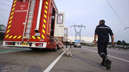 Un pompier se dirige vers son camion pr&egrave;s de la centrale de Fessenheim (Haut-Rhin), apr&egrave;s l'incident ayant bless&eacute; l&eacute;g&egrave;rement deux personnes, mercredi 5 septembre 2012. (SEBASTIEN BOZON / AFP)