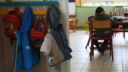 Un élève étudie dans une salle de classe d'une école primaire, le 16 mars 2018 à Gavarnie-Gèdre (Hautes-Pyrénées). (PASCAL PAVANI / AFP)