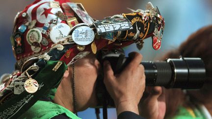 Le photographe tunisien Hosni Manoubi, lors du match de la Coupe du monde 2006 Tunisie-Espagne, &agrave; Stuttgart (Allemagne), le 19 juin 2006. (MARTIN BUREAU / AFP)