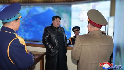 Le dirigeant nord-coréen Kim Jong-un visite le commandement de l'armée de l'air nord-coréenne le 30 novembre 2023. (남상현 / Yonhap News Agency/MAXPPP)