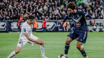 Achraf Hakimi et Yacine Adli lors de la rencontre entre Bordeaux et le PSG, le 6 novembre 2021, à Bordeaux (Gironde). (GUILLAUME BONNAUD / MAXPPP)