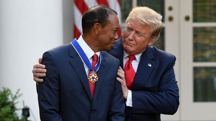 Le président américain Donald Trump remet au golfeur&nbsp;Tiger Woods la "médaille de la liberté" lors d'une cérémonie à la Maison Blanche à Washington&nbsp;(Etats-Unis), le 6 mai 2019. (SAUL LOEB / AFP)