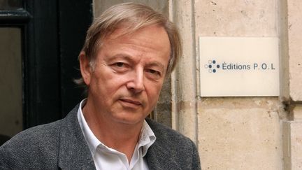 Paul Otchakovsky-Laurens en 2001, devant l'entrée de sa maison d'édition, P.O.L.
 (Eric Feferberg / AFP)