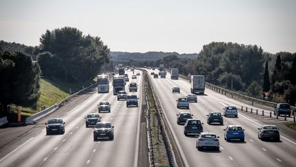 Des automobilistes circulent sur l'autoroute A9, à hauteur de Fabrègues (Hérault), le 17 février 2021. (BENJAMIN POLGE / HANS LUCAS / AFP)