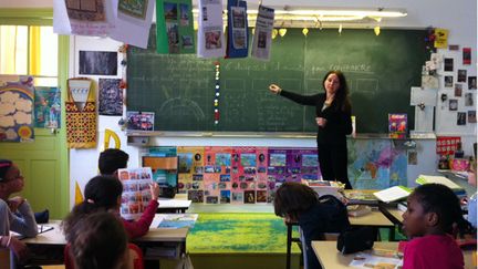 &nbsp; (Les élèves de Cm1 cm2 de l'école Lesseps s'investissent pour la prochaine Cop 21 avec leur enseignante Florence Herrero © Celia Quilleret / Radiofrance)