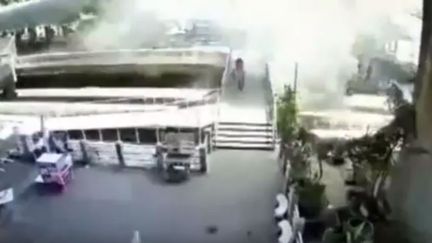 Des images de vid&eacute;osurveillance montre une seconde explosion survenue &agrave; Bangkok (Tha&iuml;lande) en moins de 24 heures, cette fois sans faire de bless&eacute;s, mardi 18 ao&ucirc;t 2015.&nbsp; (YOUTUBE.COM)