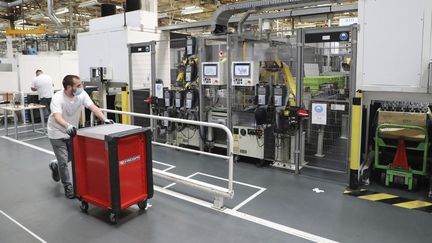 Un employé de l'équipementier Valeo dans l'usine d'Etaples (Pas-de-Calais), le 26 mai 2020. (LUDOVIC MARIN / AFP)