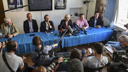 Les députés frontistes Sébastien Chenu, Bruno Bilde, Ludovic Pajot, José Evrard, donnent avec Marine Le Pen et Steve Briois, maire d'Hénin-Beaumont, une conférence de presse le 19 juin 2017. (DENIS CHARLET / AFP)