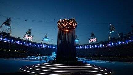 Quelques minutes avant le d&eacute;but de la c&eacute;r&eacute;monie de cl&ocirc;ture des Jeux, le stade olympique et la flamme &eacute;taient plong&eacute;s dans le noir. (OLIVIER MORIN / AFP)