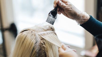 Une décoloration de cheveux réalisée&nbsp;dans un salon de coiffure (illustration). (FOLIO IMAGES / FOLIO / FOLIO IMAGES RF)