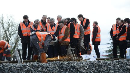 &nbsp; (Le tout dernier rail de la LGV Est posé en Alsace, dans le Bas-Rhin près de Strasbourg © SNCF Réseau/leuropevueduciel.com)