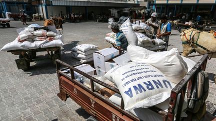 Palestinians load UNWRA aid bags onto their carts in Rafah, Gaza, September 27, 2018. (ABED RAHIM KHATIB / ANADOLU AGENCY / AFP)