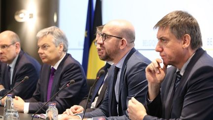 Le ministre de la Justice Koen Geens, le ministre des Affaires étrangères Didier Reynders, le procureur fédéral Frederic Van Leeuw, le Premier ministre Charles Michel et le ministre de l'Intérieur Jan Jambon, le 22 mars 2016. (NICOLAS MAETERLINCK / BELGA MAG / AFPcureur)