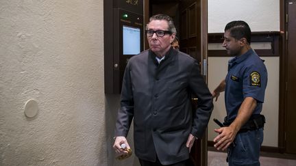 Jean-Claude Arnault quitte le tribunal, le 24 septembre 2018, à&nbsp;Stockholm (Suède). (JONATHAN NACKSTRAND / AFP)