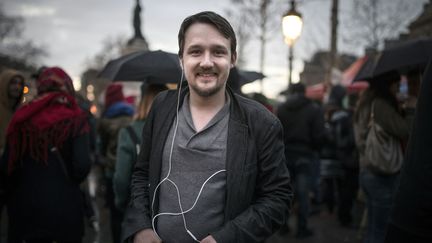 Rémy Buisine, sur la place de la République, à Paris, le mercredi 6 avril. (ELLIOTT VERDIER / AFP)