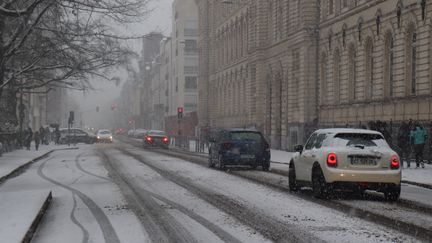 La neige tombe ce samedi 16 janvier à Lille (Nord) et dans les communes voisines. (FRANCOIS CORTADE / RADIOFRANCE)