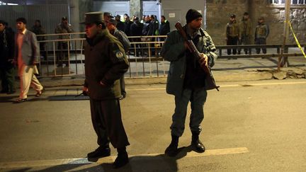 Les forces de l'ordre afghanes devant le centre culturel français de Kaboul, après l'attentat du 11 décembre 2014
 (Massoud Hossaini/AP/SIPA )