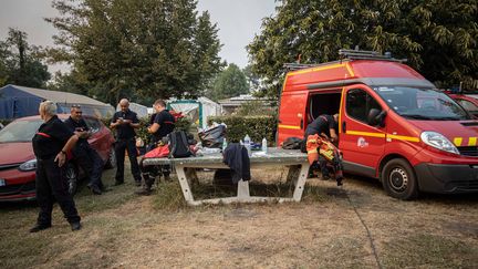 Des pompiers volontaires et professionnels arrivent au centre de commandement de Hostens (Gironde), le 11 août 2022.&nbsp; (STEPHANE DUPRAT / SIPA)