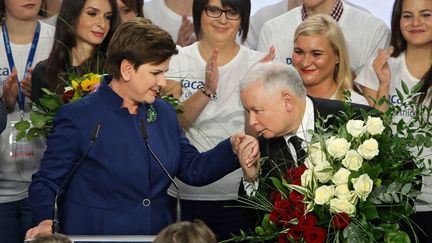 &nbsp; (Beata Szydlo et Jaroslaw Kaczyński, dimanche soir, lors de l'annonce de la victoire du PiS © MaxPPP)