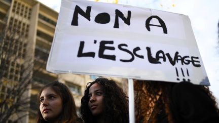 Une pancarte lors des manifestations contre la pratique de l'esclavage en Libye, à Marseille (Bouches-du-Rhône), le 25 novembre 2017. (ANNE-CHRISTINE POUJOULAT / AFP)