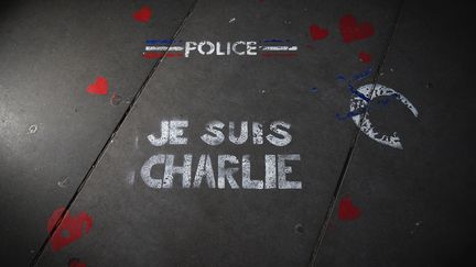 Un tag "Police, Je suis Charlie" est inscrit sur le sol de la place de la R&eacute;publique &agrave; Paris, le 18 janvier 2015.&nbsp; (JOEL SAGET / AFP)