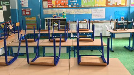 Une salle de classe dans une école à Paris, le 11 mai 2020. (ELISE LAMBERT / FRANCEINFO)