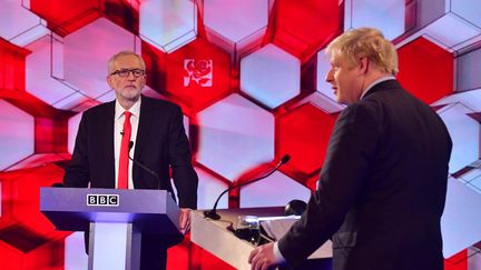 Jeremy Corbyn et&nbsp;Boris Johnson lors du débat sur&nbsp;la BBC, vendredi 6 décembre. (JEFF OVERS / AFP)