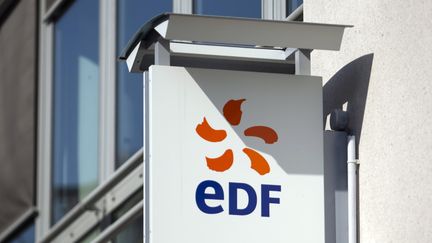 Une enseigne EDF &agrave; Paris, le 3 avril 2012. (BLOOMBERG / GETTY IMAGES)