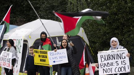 Protesters in front of the home of US Secretary of State Anthony Blinken in Arlington, Virginia, January 27, 2024. (ROBERTO SCHMIDT / AFP)