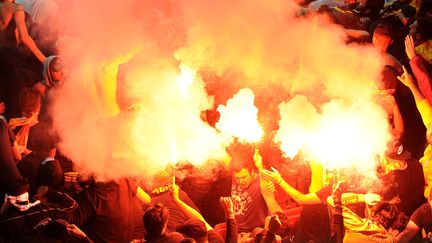 Les supporters de Galatasaray brandissent des fumig&egrave;nes lors du match Arsenal-Galatasaray, &agrave; Londres, le 1er octobre 2014.&nbsp; (DAVID PRINCE / ARSENAL FC / GETTY IMAGES)