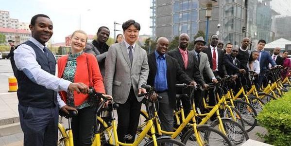 Des étudiants africains en visite au siège de l'Ofo à Pékin, le géant des vélos en libre service.  (Sohu)