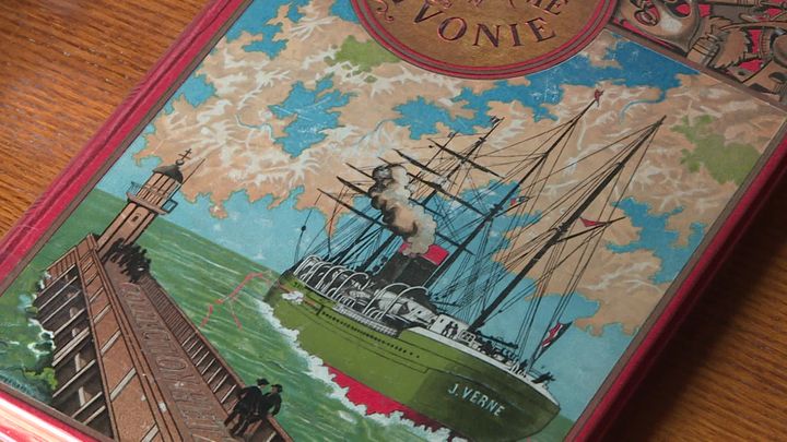 Livres de Jules Verne exposé dans la maison de Stéphane Chéné (France 3 Grand Ouest)