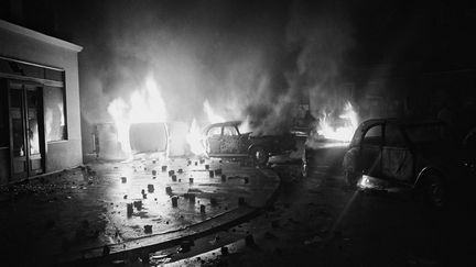 Des voitures en feu rue Gay-Lussac à Paris, dans la nuit du 10 au 11 mai 1968. (SIPAHIOGLU / SIPA)