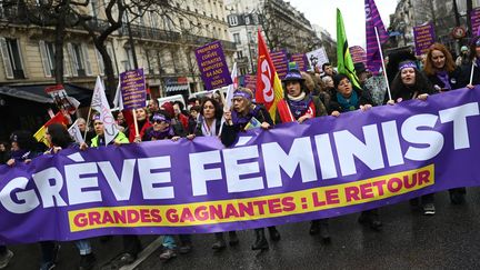 Manifestation à l'occasion de la grève féministe à Paris, le 8 mars 2023. (CHRISTOPHE ARCHAMBAULT / AFP)