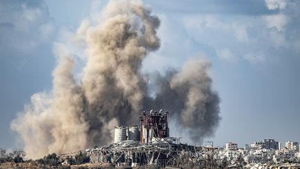 De la fumée s'échappe de Gaza après une frappe israélienne ,le 5 janvier 204. (MOSTAFA ALKHAROUF / ANADOLU / AFP)