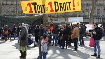 Pro-Khurdes, pro-Palestiniens, pro-Tibétains s'installent parfois aux côtés de tentes dressées par l'association Droit au logement. Sans pour autant bloquer la place.&nbsp;"Les manifestants ne sont pas moins importants que les skaters mais les skaters ne le sont pas moins que les manifestants", estime Pierre-Alain Trévélo. (BERTRAND GUAY / AFP)