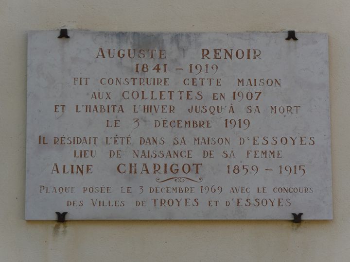 Plaque apposée sur l'un des murs de l'habitation des Renoir. (ISABELLE MORAND / RADIO FRANCE / FRANCE INFO)