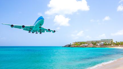 Un avion approche de l'île de Saint Martin . (STEPHANE FRANCES / ONLYFRANCE.FR / ONLY WORLD / AFP)